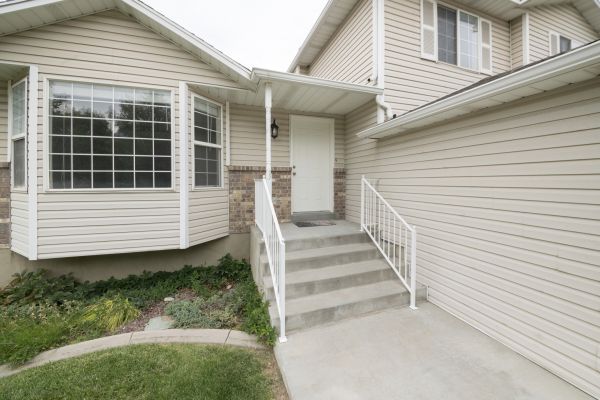 Cost of White Vinyl Siding Replacement in Dayton